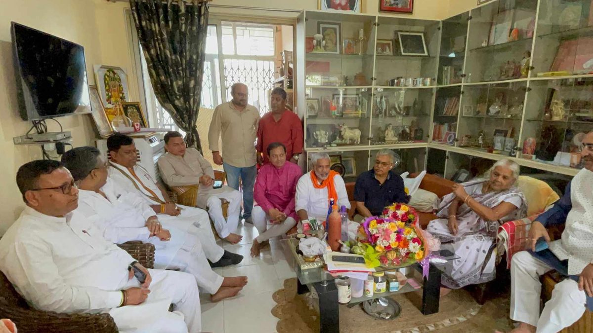 রাতে বিয়ে,সকালে মর্নিংওয়াকে বিজেপি নেতার কেক কেটে জন্মদিন পালন