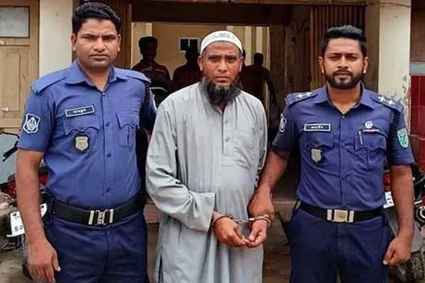 ৩৩ বছর পালিয়ে ছিলেন, বোরকা পরে বোনের কুলখানিতে এসে ধরা