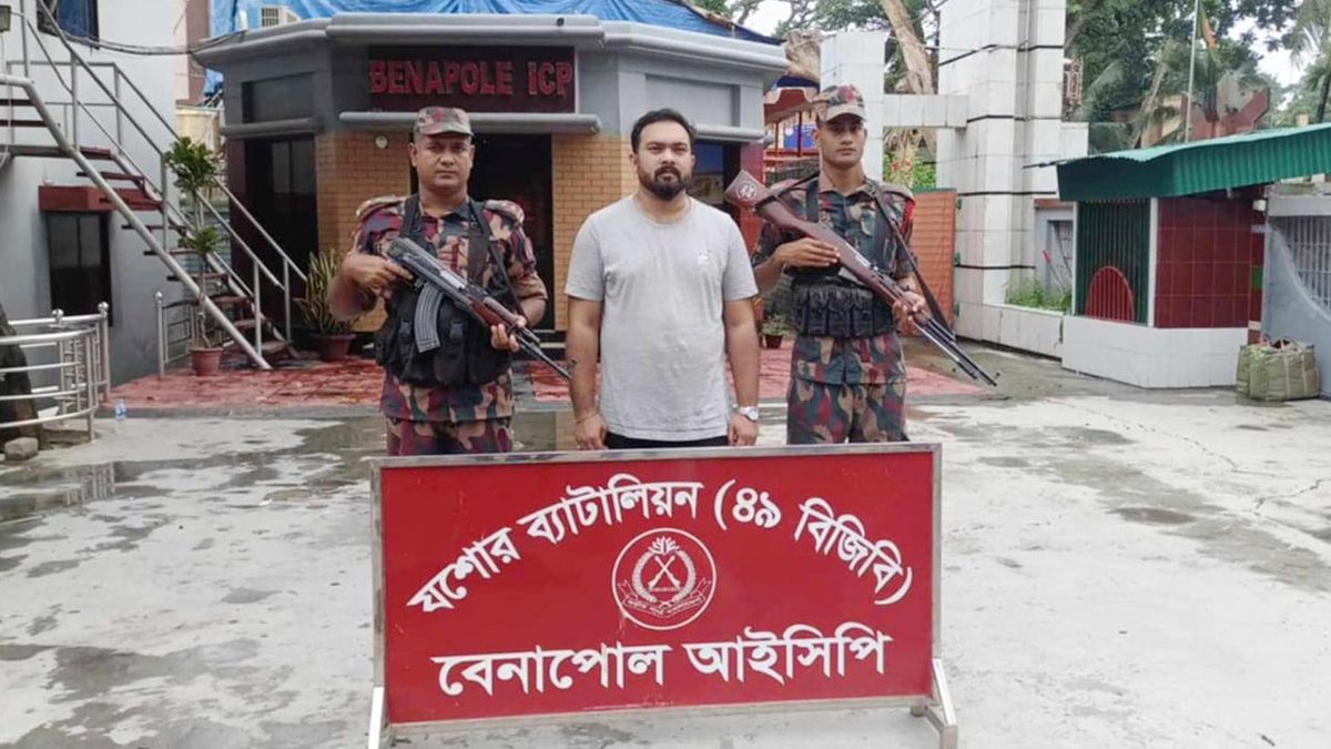 ভারতে পালানোর সময় যশোর জেলা ছাত্রলীগের সাধারণ সম্পাদক আটক
