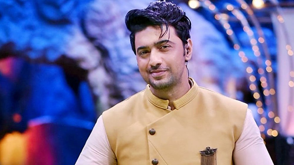 বিলাশবহুল গাড়ীতে নয়,ট্যাক্সি-অটোতে চড়েন দেব