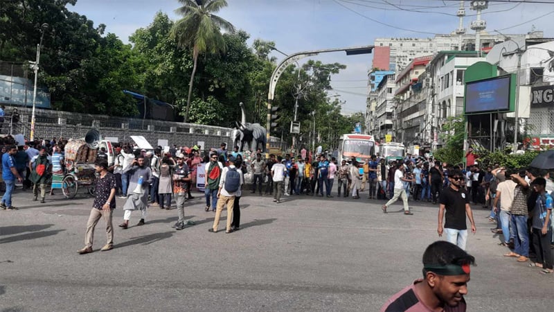 সায়েন্সল্যাবে সড়ক অবরোধ করেছে কোটা আন্দোলনকারীরা