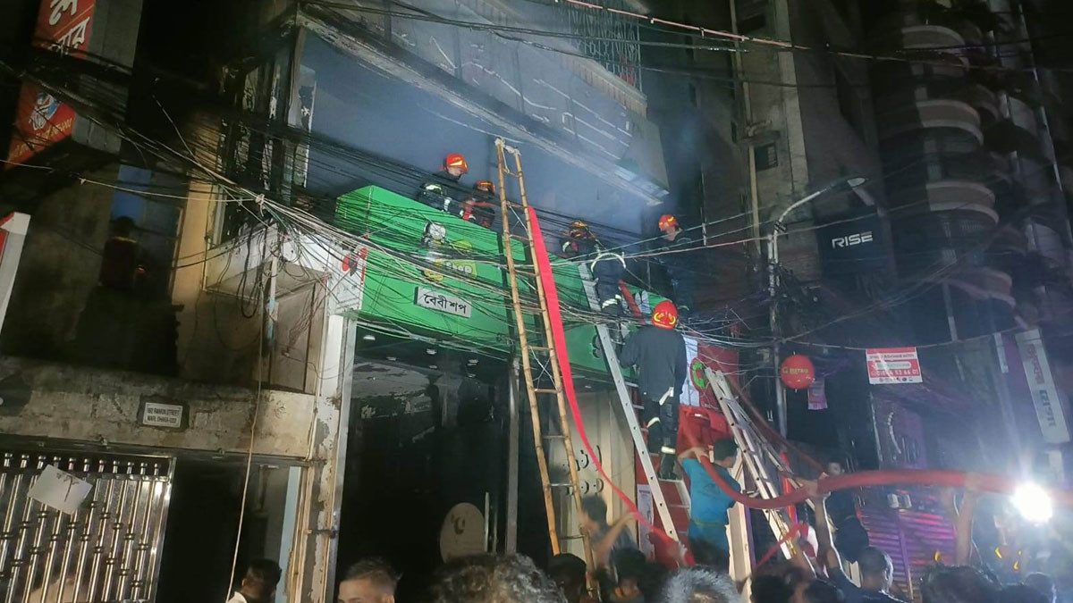 ওয়ারীর আগুন নিয়ন্ত্রণে