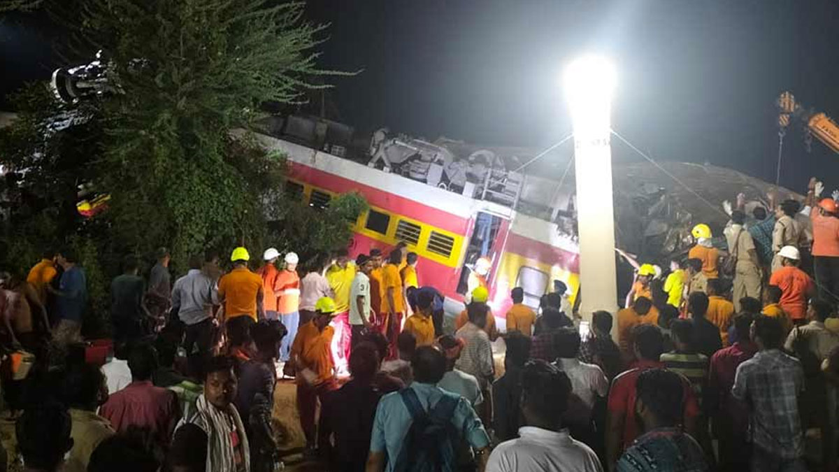 ভারতে ভয়াবহ রেল দুর্ঘটনায় নিহতের সংখ্যা বেড়ে ২০৭