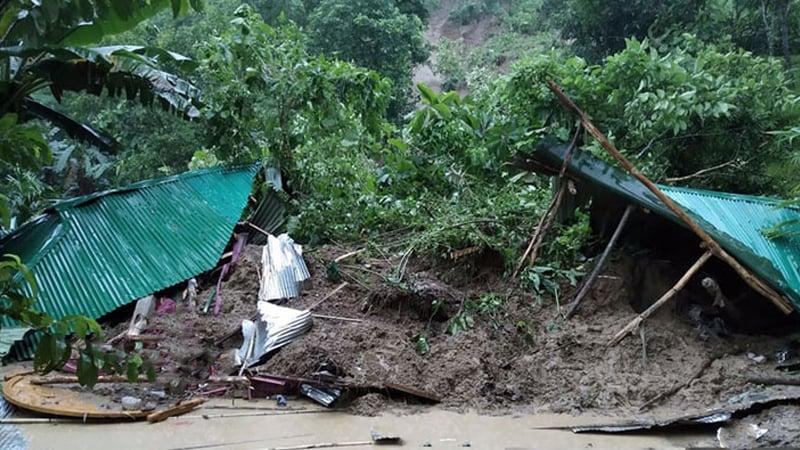 কক্সবাজারে পাহাড় ধসে মা-মেয়ে সহ নিহত ৪