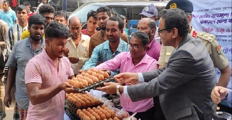 খোলা বাজারে ১২ টাকায় ডিম বিক্রি শুরু