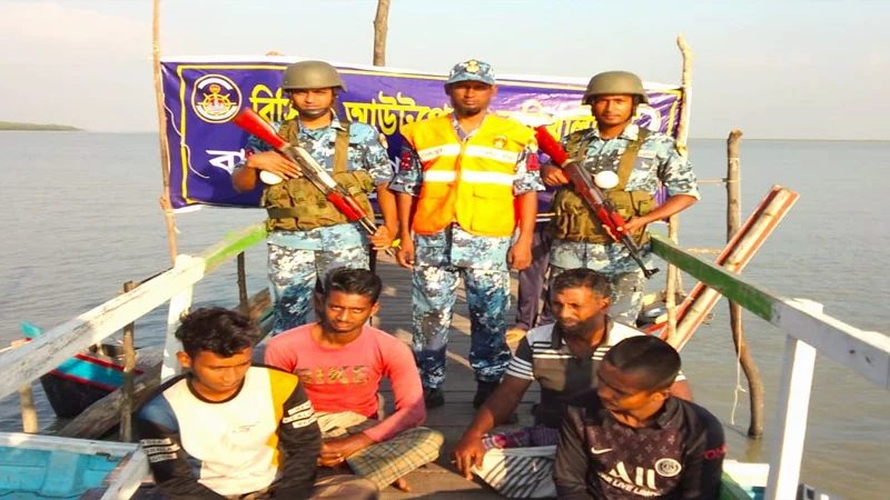 বঙ্গোপসাগরের ভাসতে থাকা ৪ জেলেকে জীবিত উদ্ধার