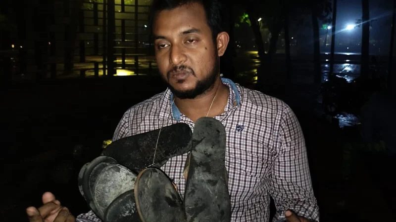ছাত্রলীগ নেতাকে জুতার মালা পরিয়ে পুলিশে দিলেন ঢাবি শিক্ষার্থীরা