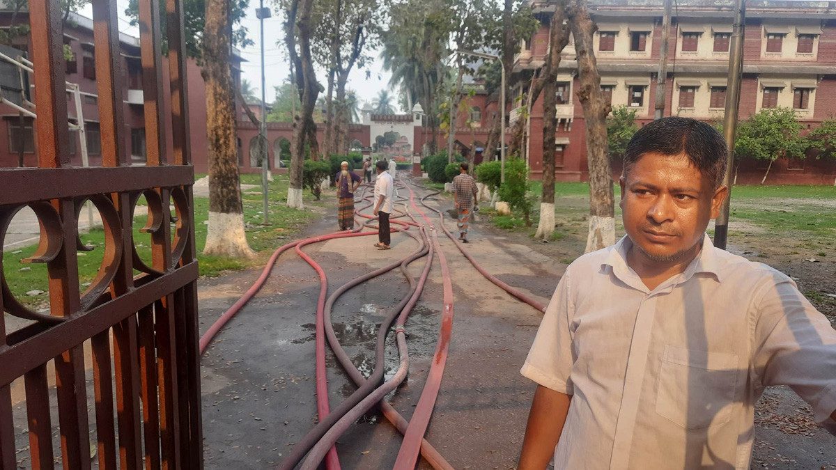 আগুন নিয়ন্ত্রণে ঢাবির হলের পুকুর থেকে পানি নিচ্ছে ফায়ার সার্ভিস