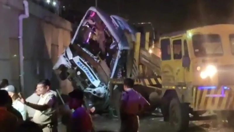 উড়িষ্যায় সেতু থেকে বাস পড়ে ৫জনের প্রাণহানি,আহত ৩০