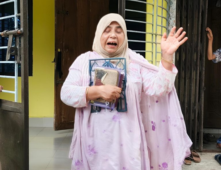 সম্পত্তি লিখে না দেওয়ায় মাকে বাড়ি থেকে তাড়িয়ে দিলেন ছেলে