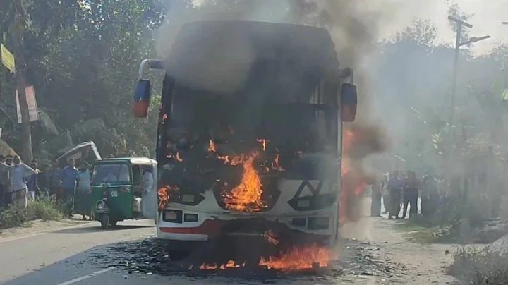 জামালপুরে বাস-অটোরিকশার সংঘর্ষে নিহত ১, বিক্ষুব্ধ জনতার আগুন