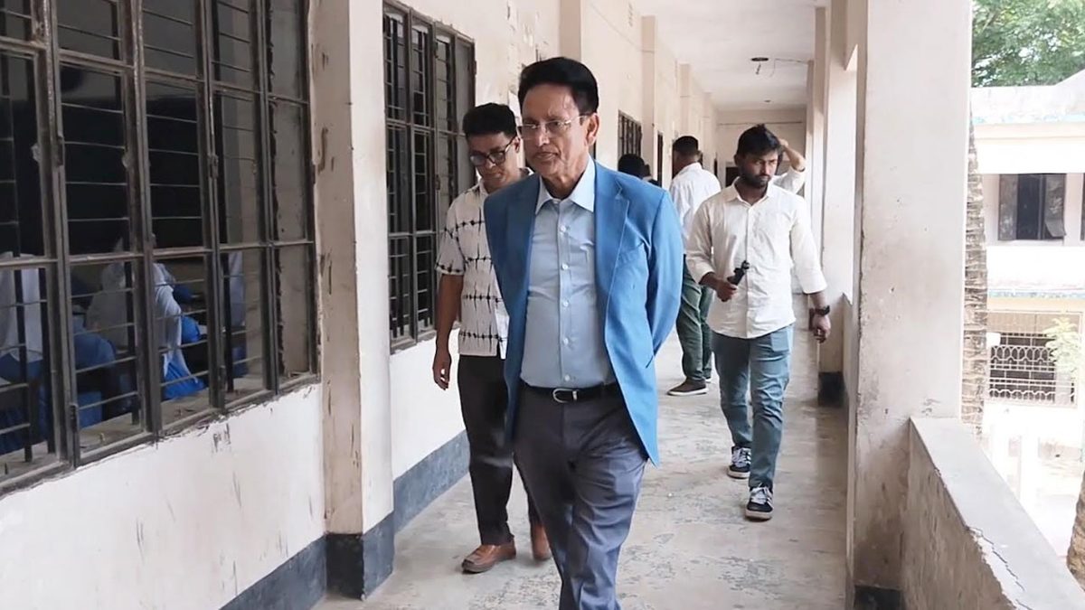মানিকগঞ্জে আকস্মিক পরিদর্শনে শিক্ষামন্ত্রী