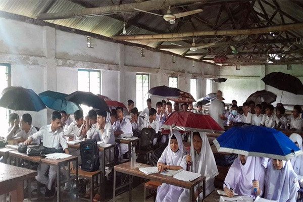 ছাতা মাথায় শ্রেণিকক্ষে চলছে ক্লাস!