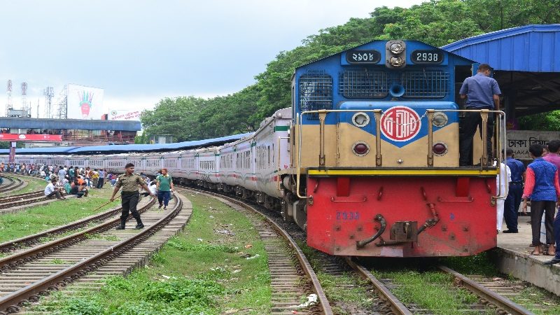 রেললাইনে বৃদ্ধার আত্মহত্যার চেষ্টা, হার্ড ব্রেকে ইঞ্জিন বিকল