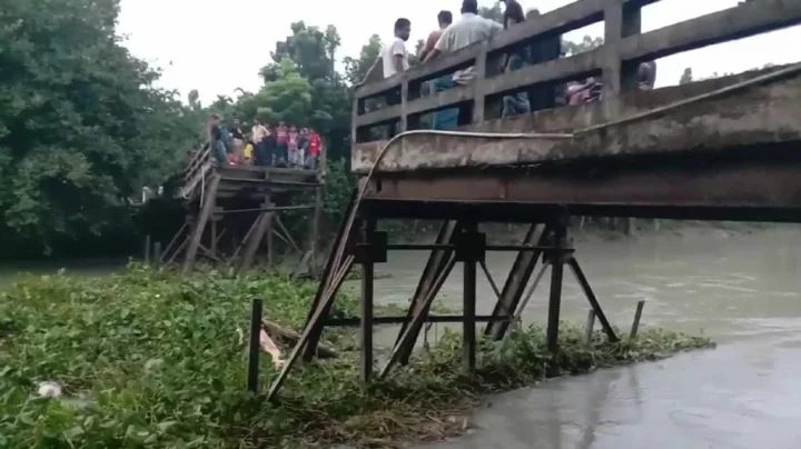পিকআপ উঠতেই ভেঙে পড়ল সেতু
