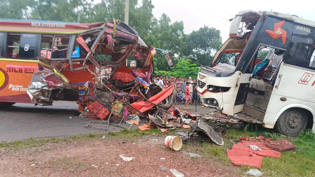 ফরিদপুরে দুই বাসের মুখোমুখি সংঘর্ষে নিহত ৩