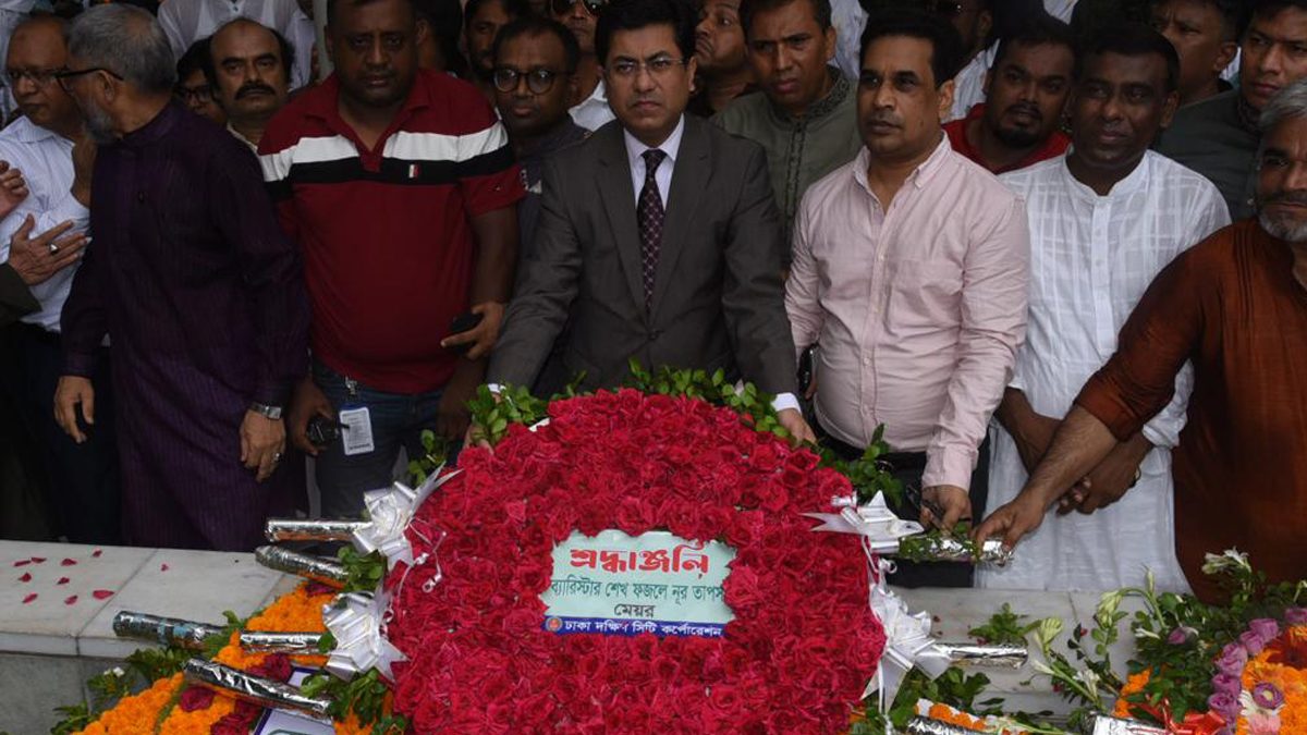 শেখ কামালের সমাধিতে মেয়র তাপসের শ্রদ্ধা