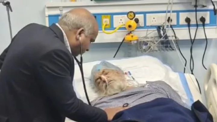 ভাঙা রাস্তায় ঝাঁকুনি খেল অ্যাম্বুলেন্স, বেঁচে উঠলেন 'মৃত' ব্যক্তি