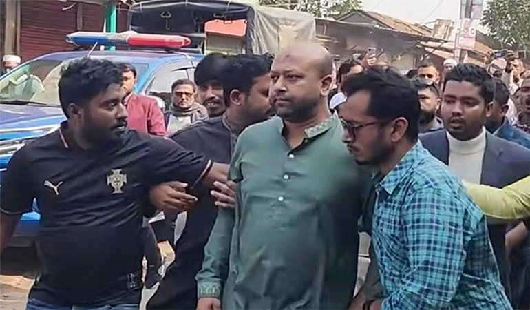 ভুয়া ভুয়া স্লোগানে নিজ এলাকায় তোপের মুখে ব্যারিস্টার ফুয়াদ