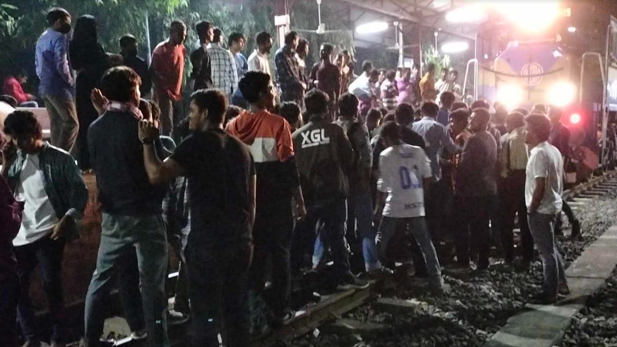 হাবিপ্রবির ছাত্রকে মারধর, ট্রেন আটকে রেখে শিক্ষার্থীদের বিক্ষোভ