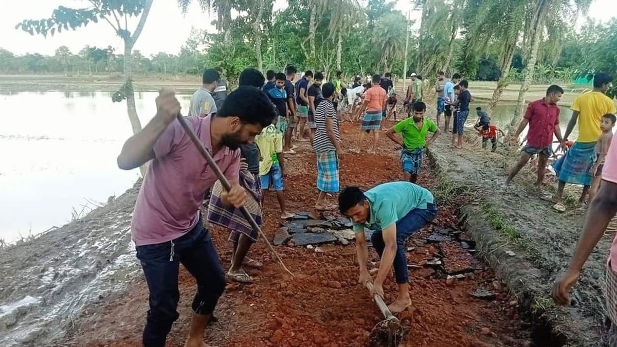 স্বেচ্ছাশ্রমে বন্যায় ক্ষতিগ্রস্ত সড়ক সংস্কার করল তরুণ-যুবকরা