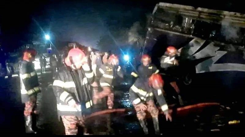 পলাশবাড়ীতে মধ্যরাতে যাত্রীবাহী বাসে আগুন