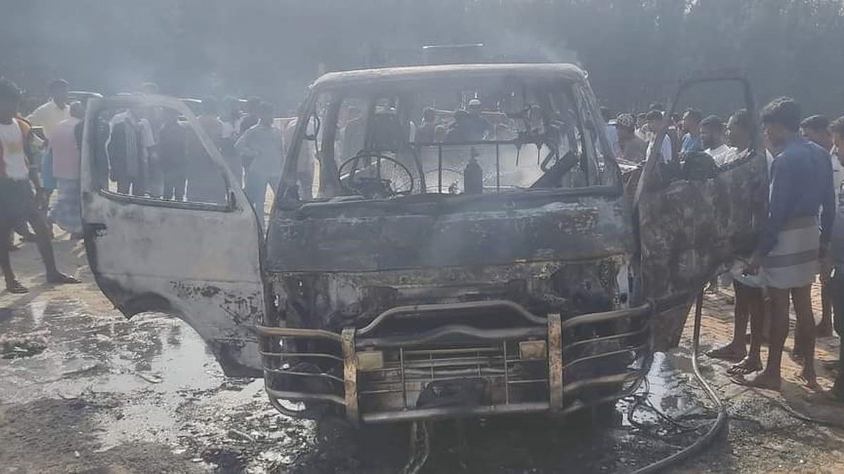 টেকনাফে অ্যাম্বুলেন্সে আগুন