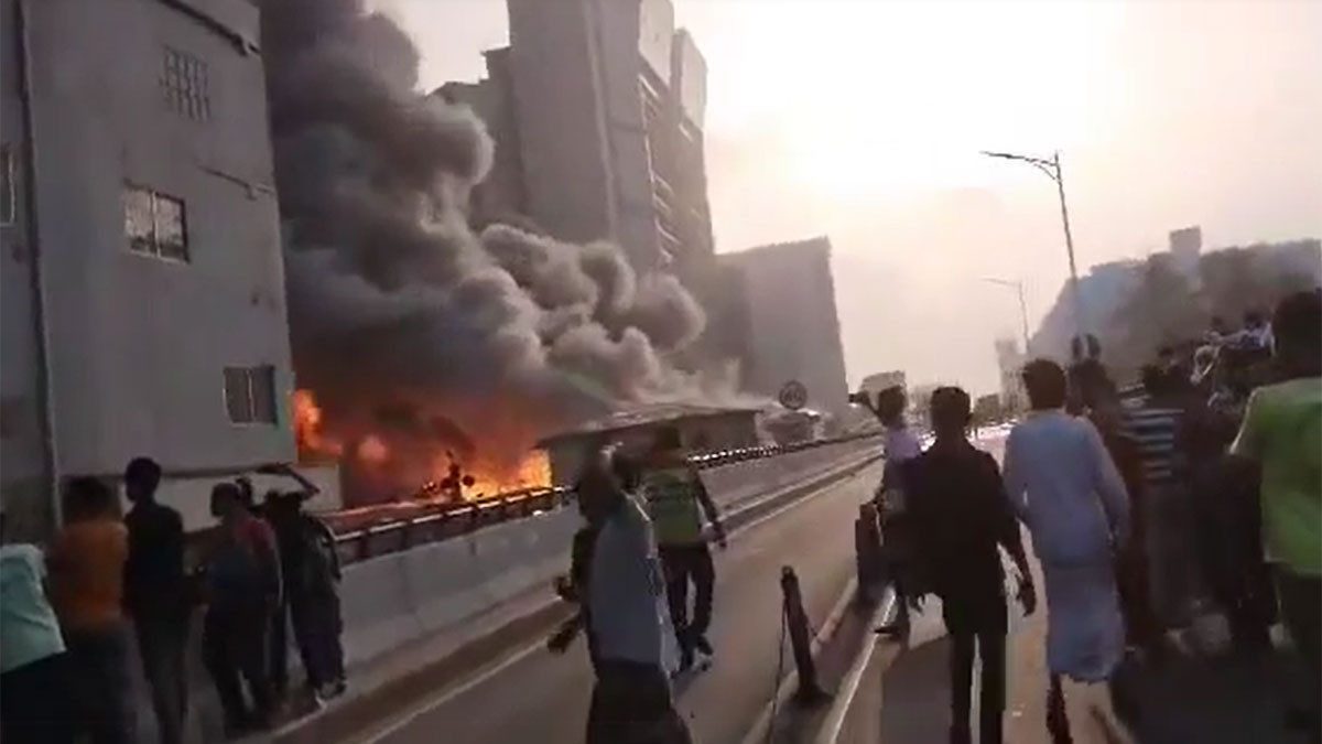 বঙ্গবাজারে আগুন : ঘটনাস্থলে যাচ্ছে ঢাকায় ফায়ারের সব ইউনিট