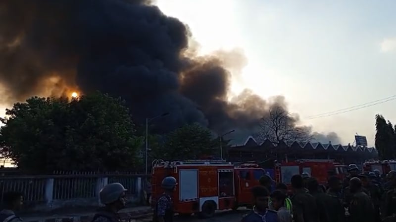 শাহজালালে আগুন: নিয়ন্ত্রণে ফায়ার সার্ভিসের ৩১ ইউনিট