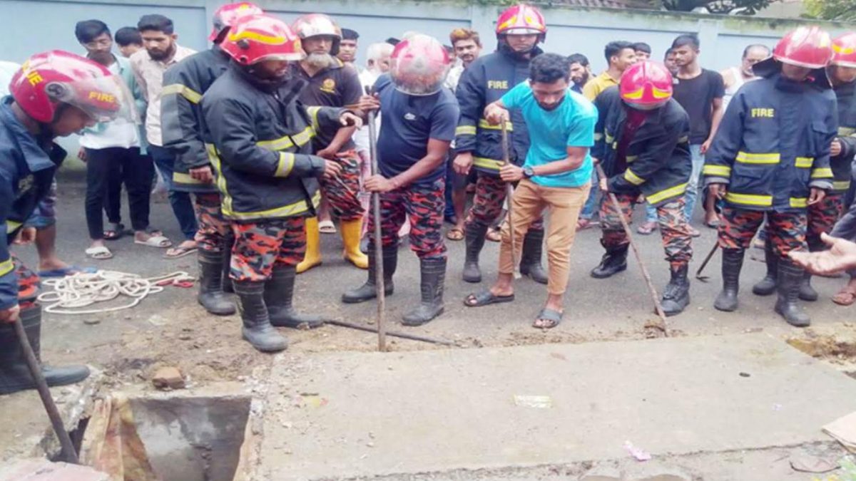 ড্রেনের ভেতর গোঙানির শব্দ, স্ল্যাব ভেঙে যুবককে জীবিত উদ্ধা
