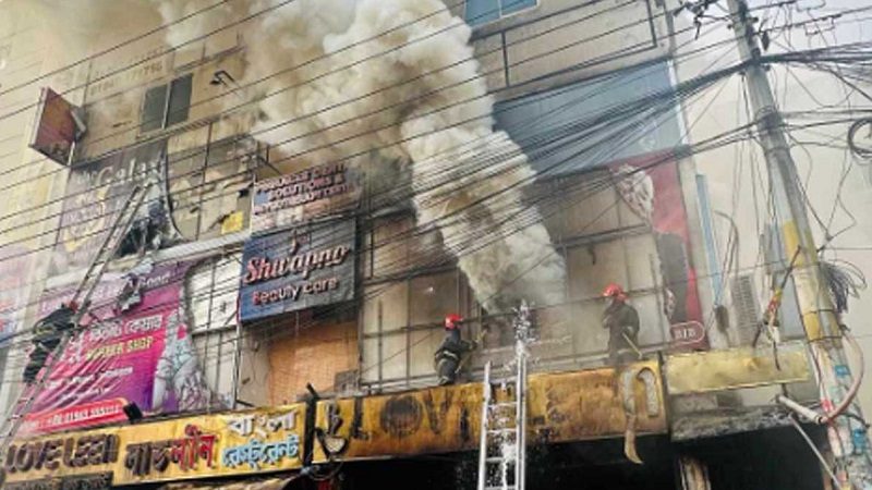 সাড়ে ৩ ঘণ্টা পর লাভলীন রেস্টুরেন্টের আগুন নিয়ন্ত্রণে