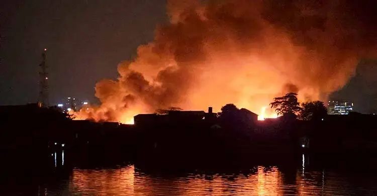 কড়াইল বস্তিতে ভয়াবহ আগুন,নিয়ন্ত্রণে ৭ ইউনিট