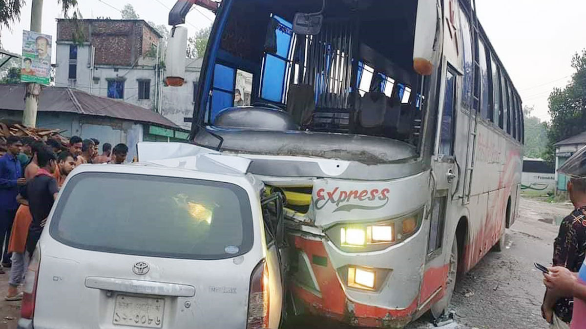 গাইবান্ধায় প্রাইভেট কারে বাসের ধাক্কা, চালকসহ নিহত ২