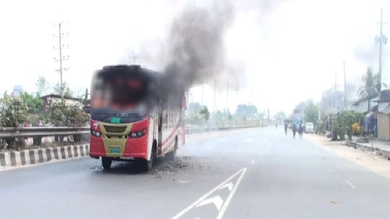 গাজীপুরের কোনাবাড়ীতে দুটি বাসে আগুন