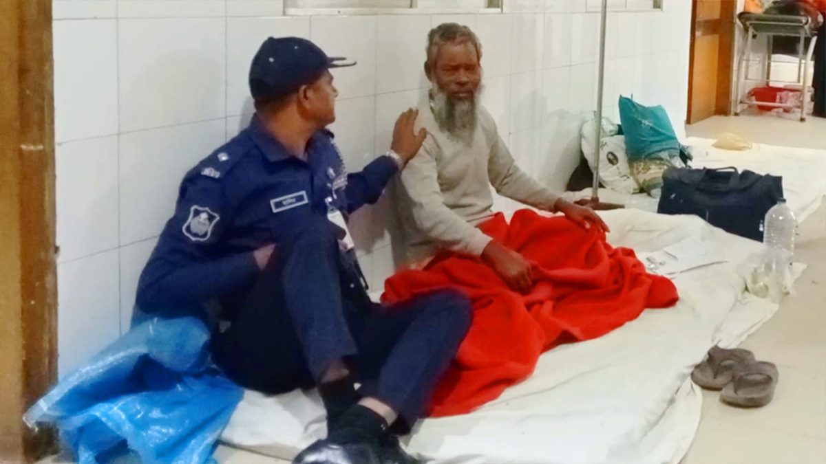 অসুস্থ বাবাকে জঙ্গলে ফেলে গেল সন্তানরা,উদ্ধার করলো পুলিশ