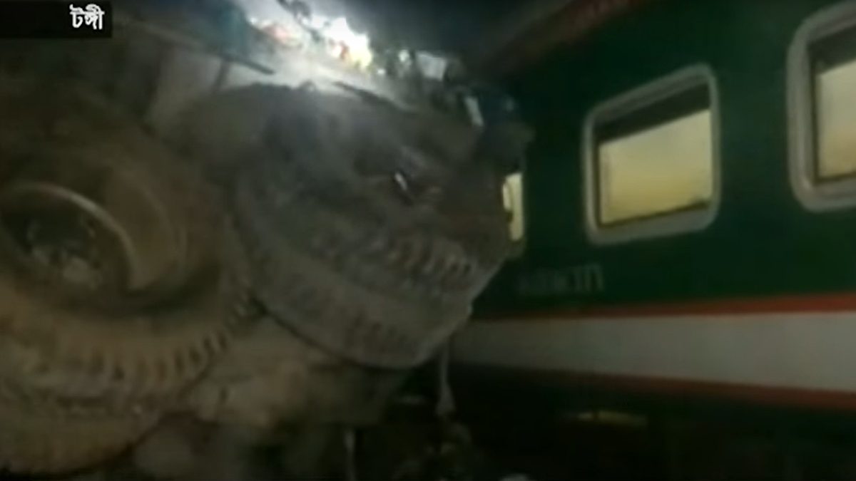 চলন্ত ট্রেনের সাথে ট্রাক-অটোরিকশা-কাভার্ডভ্যানের ধাক্কায়,নিহত ১