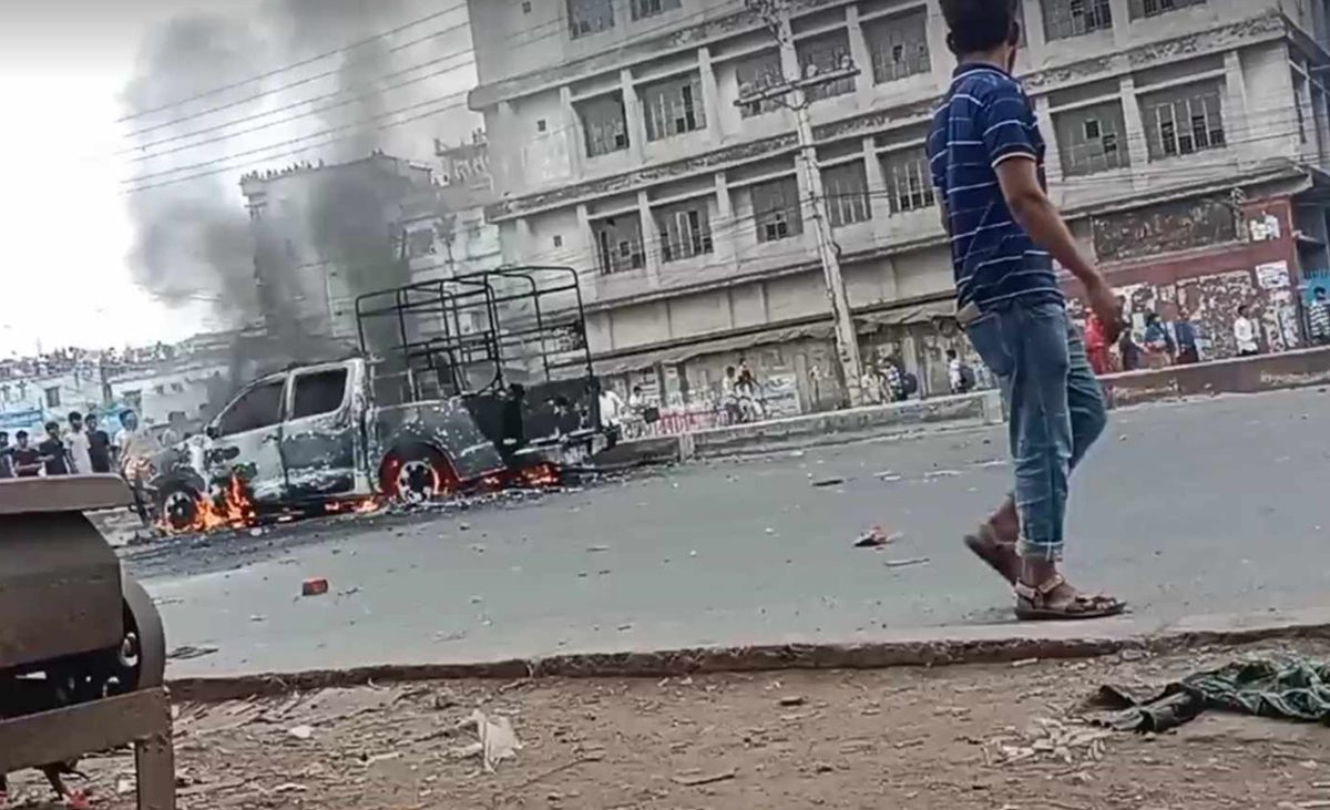 গাজিপুরে পুলিশ-শ্রমিক সংঘর্ষ,পিকআপে আগুন