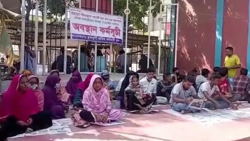 বকেয়া বেতনের দাবিতে আশুলিয়ায় পোশাক শ্রমিকদের অবস্থান কর্মসূচি