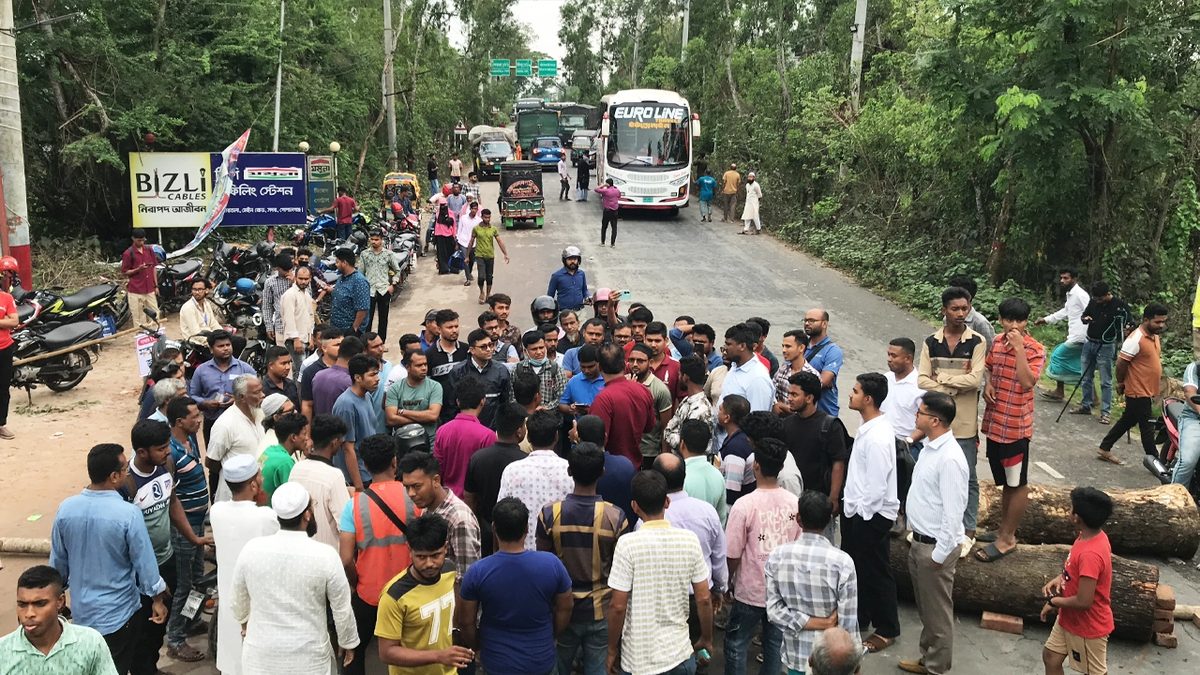 গোপালগঞ্জে তেল না পেয়ে সড়ক অবরোধ