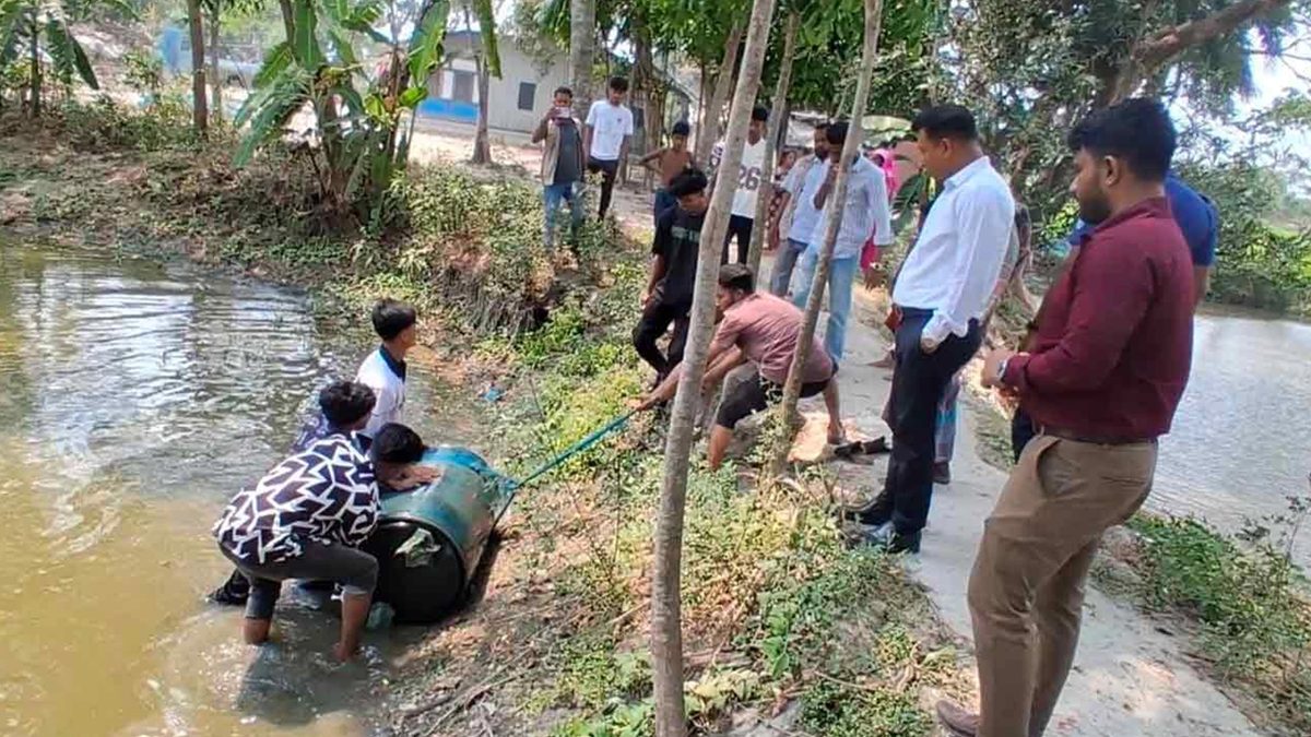পুকুরে লুকানো ছিল ১৫০ লিটার ডিজেল