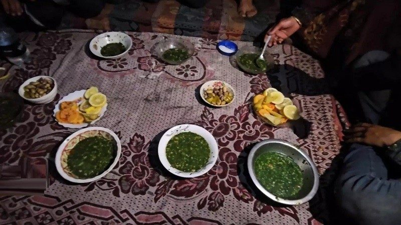 ইফতারে ঘাস খাচ্ছেন ফিলিস্তিনিরা