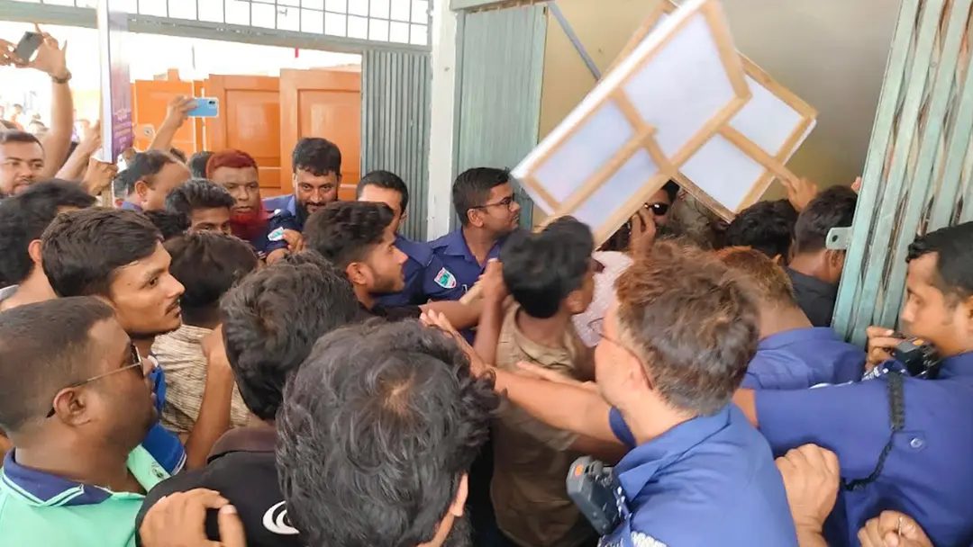 কুমারখালীতে ইউএনও কার্যালয় ঘেরাও, পুলিশের সঙ্গে ধাক্কাধাক্কি