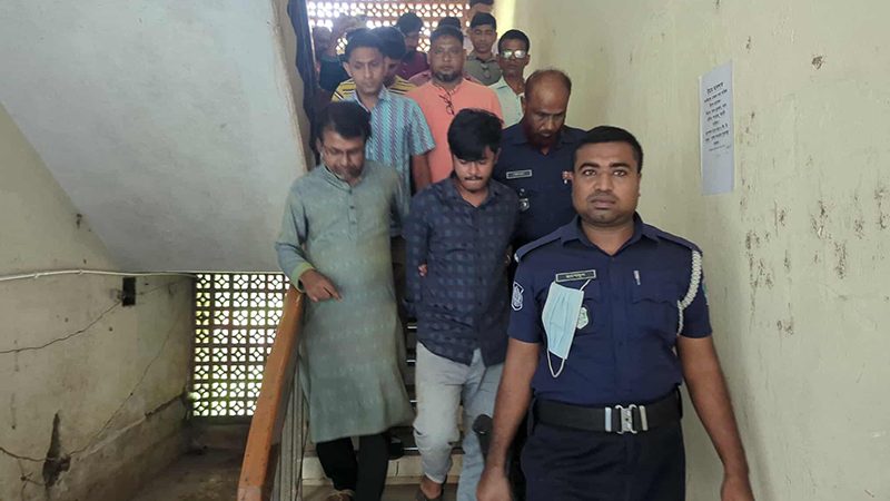 ইবিতে ক্লাস করতে এসে নিষিদ্ধ সংগঠন ছাত্রলীগ নেতা আটক