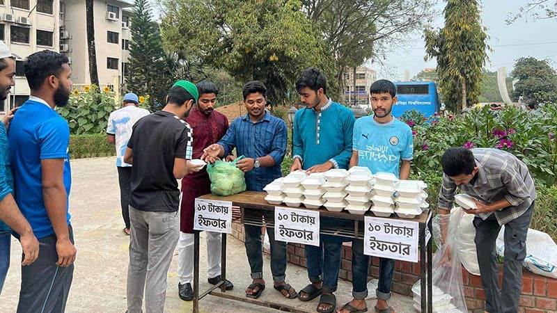 মাত্র ১০ টাকায় ইফতার বিক্রি করছেন কুবি শিক্ষার্থী মিরাজ