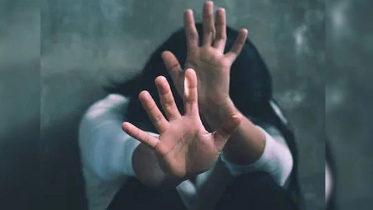 স্ত্রী কাজে গেলেই মেয়ের সঙ্গে অনৈতিক কাজে লিপ্ত হতেন বাবা