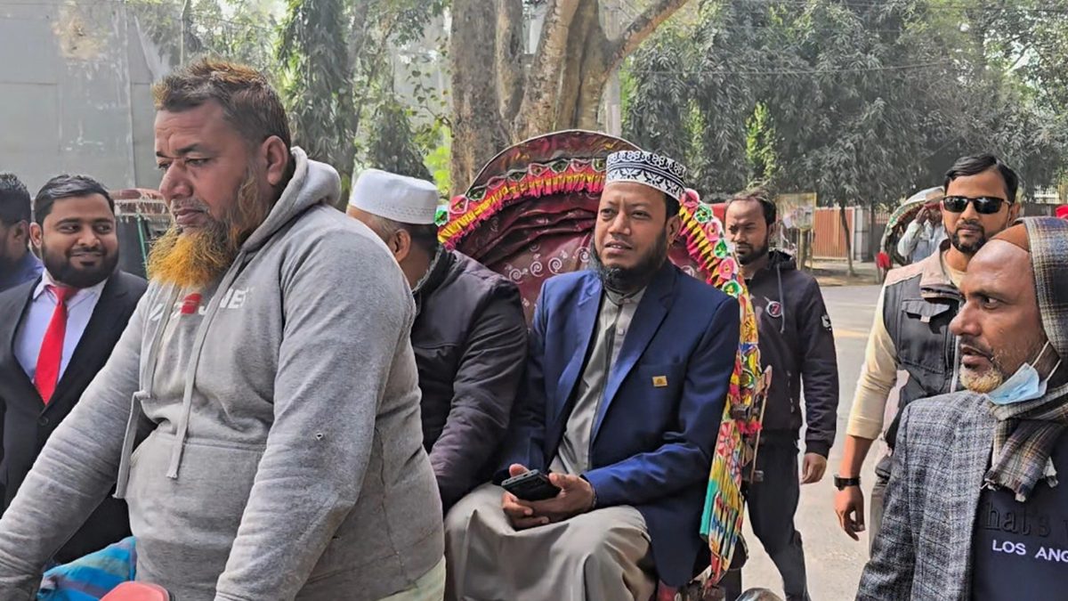 রিকশায় এসে মনোনয়ন কিনলেন জামায়াত প্রার্থী আমির হামজা