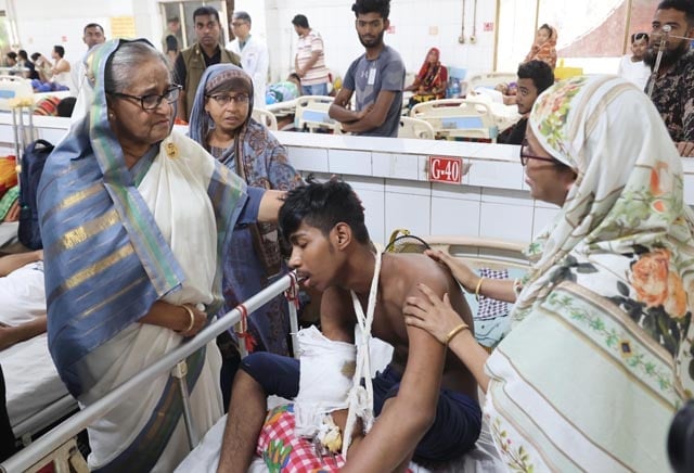 আহতদের দেখতে পঙ্গু হাসপাতালে গেলেন প্রধানমন্ত্রী