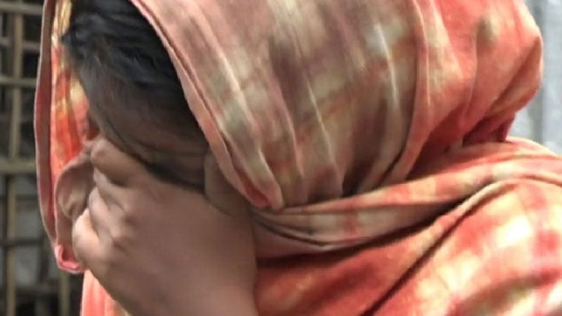 ঘরে একা পেয়ে গৃহবধূকে ধর্ষণ,অতঃপর...