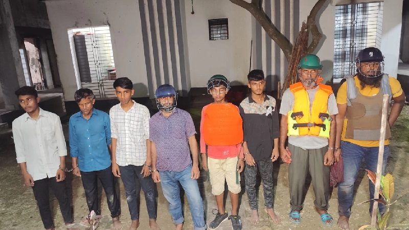 ব্রাহ্মণবাড়িয়ায় দুই গ্রুপের সংঘর্ষ, অস্ত্রসহ আটক ৮
