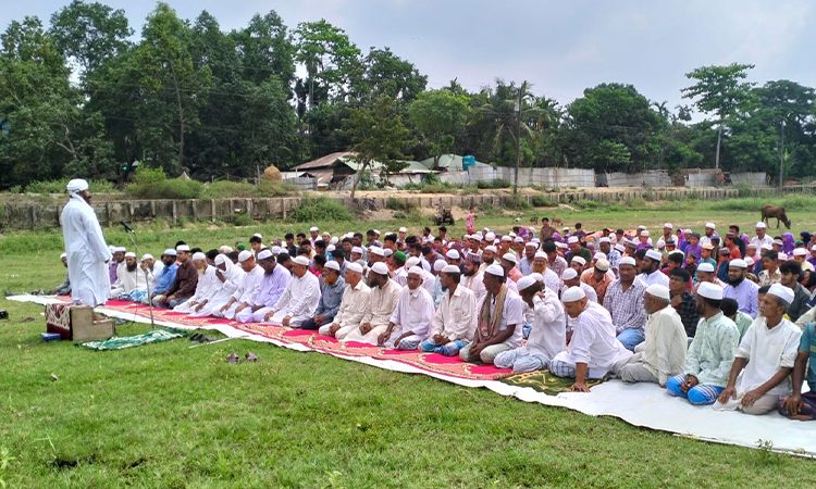 আল্লাহর কাছে ক্ষমা চেয়ে বৃষ্টির জন্য অঝোরে কাঁদলেন গ্রামবাসী